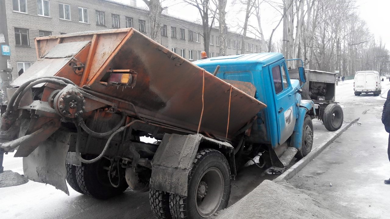 Не выдержал нагрузки: В Запорожье ГАЗ-3307 разломился пополам