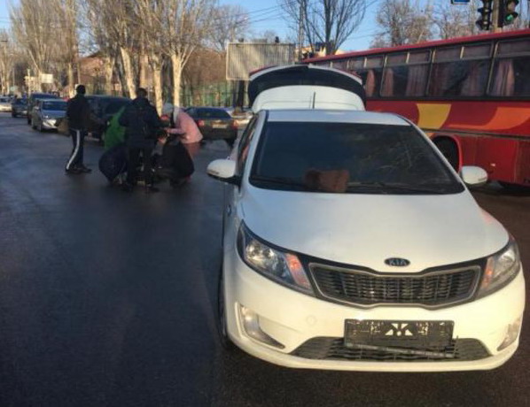 В Запорожье водитель KIA сбил двух студенток