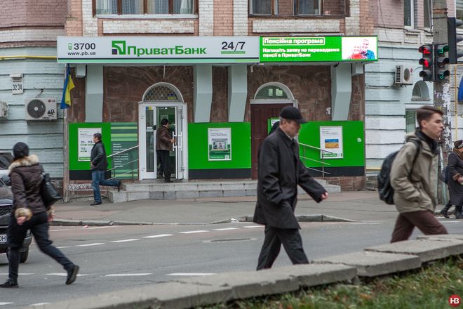 Приватбанк продолжает выплачивать крымские депозиты по решениям судов
