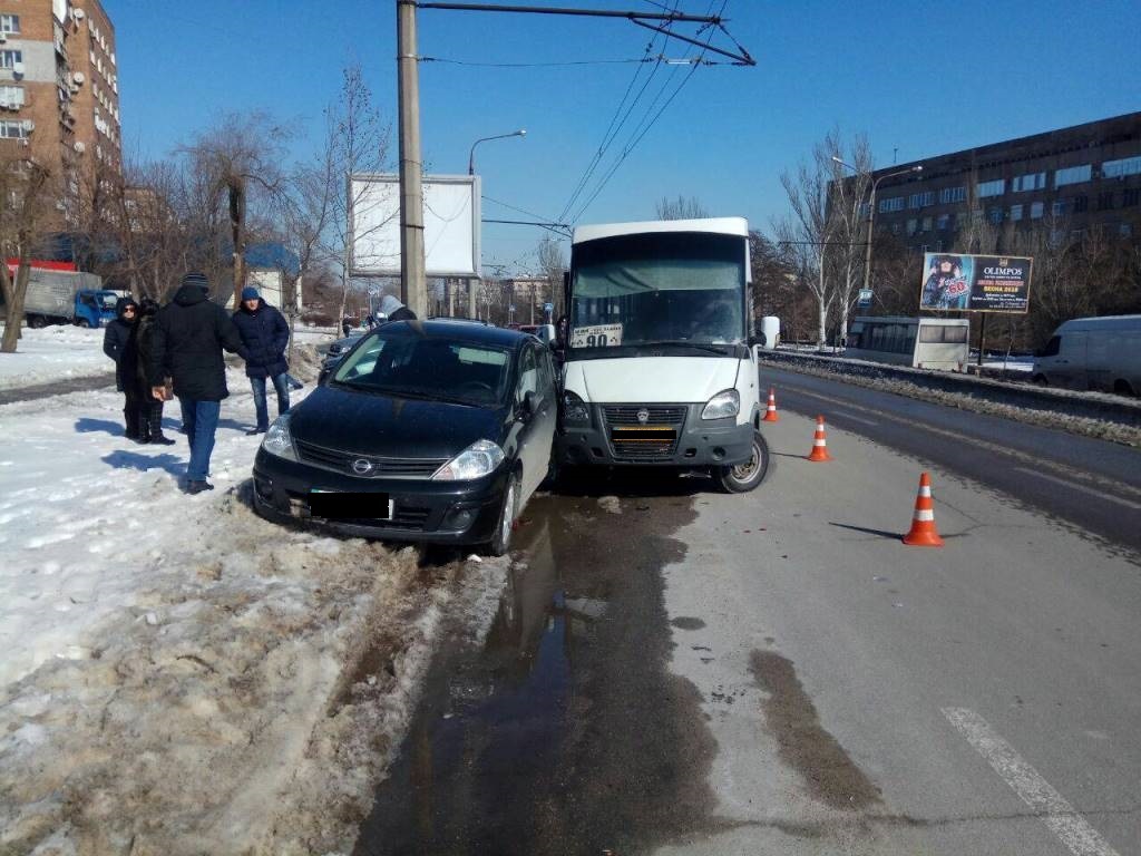 В Запорожье произошла авария с участием маршрутки, есть пострадавшие, – ФОТО