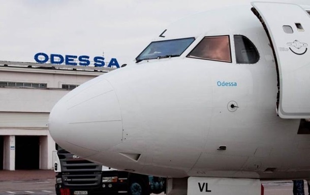В аэропорту Одессы пассажиров Boeing-737 десять часов не выпускали из самолета