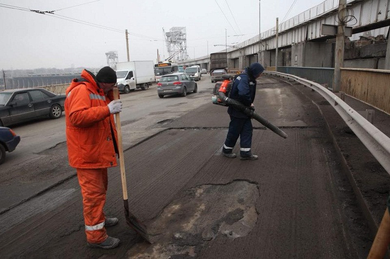 Как проводится ремонт дорог в Запорожье