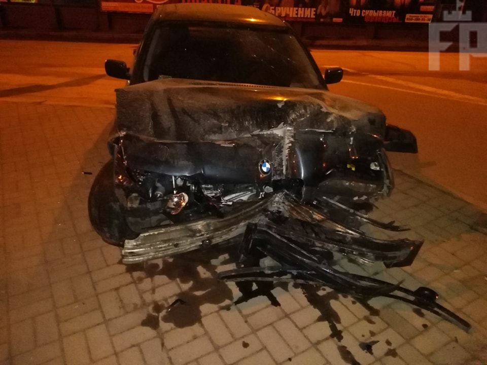 В центре Запорожья пьяный водитель BMW вылетел на тротуар