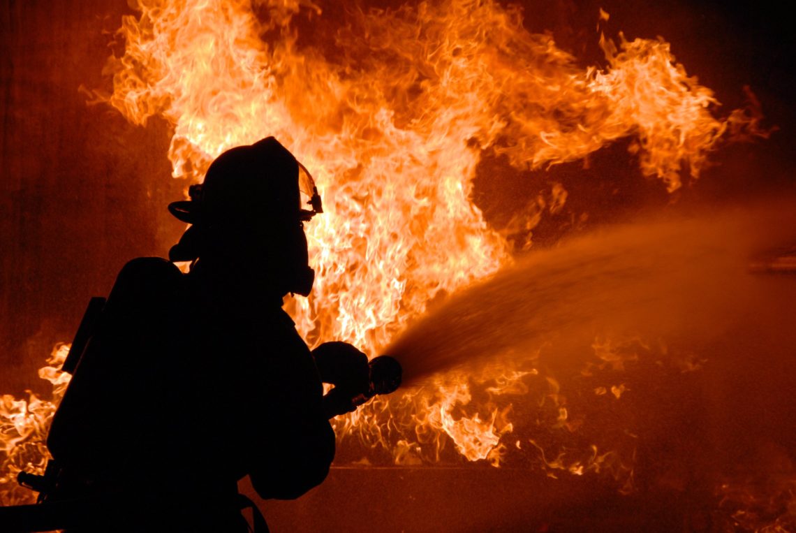 В Запорожье спасатели спасли из огня хозяйку дома