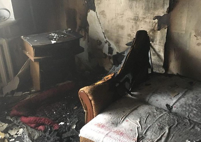 Пожар в Днепрорудном: полностью выгорела комната квартиры в многоэтажке. ФОТО