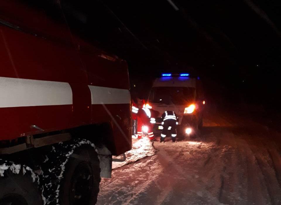 В Запорожской области патрульные вместе с ГСЧС освободили из снежного плена пассажиров маршрутки