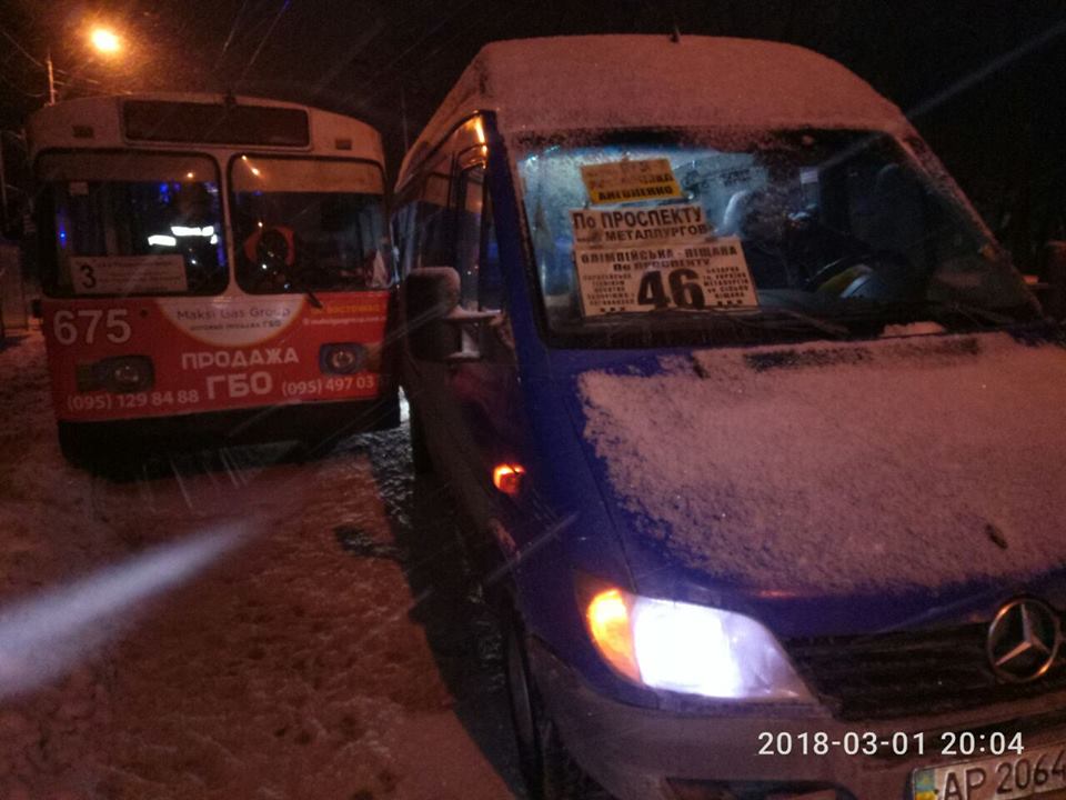 ДТП на Кремлевской: маршрутка столкнулась с троллейбусом
