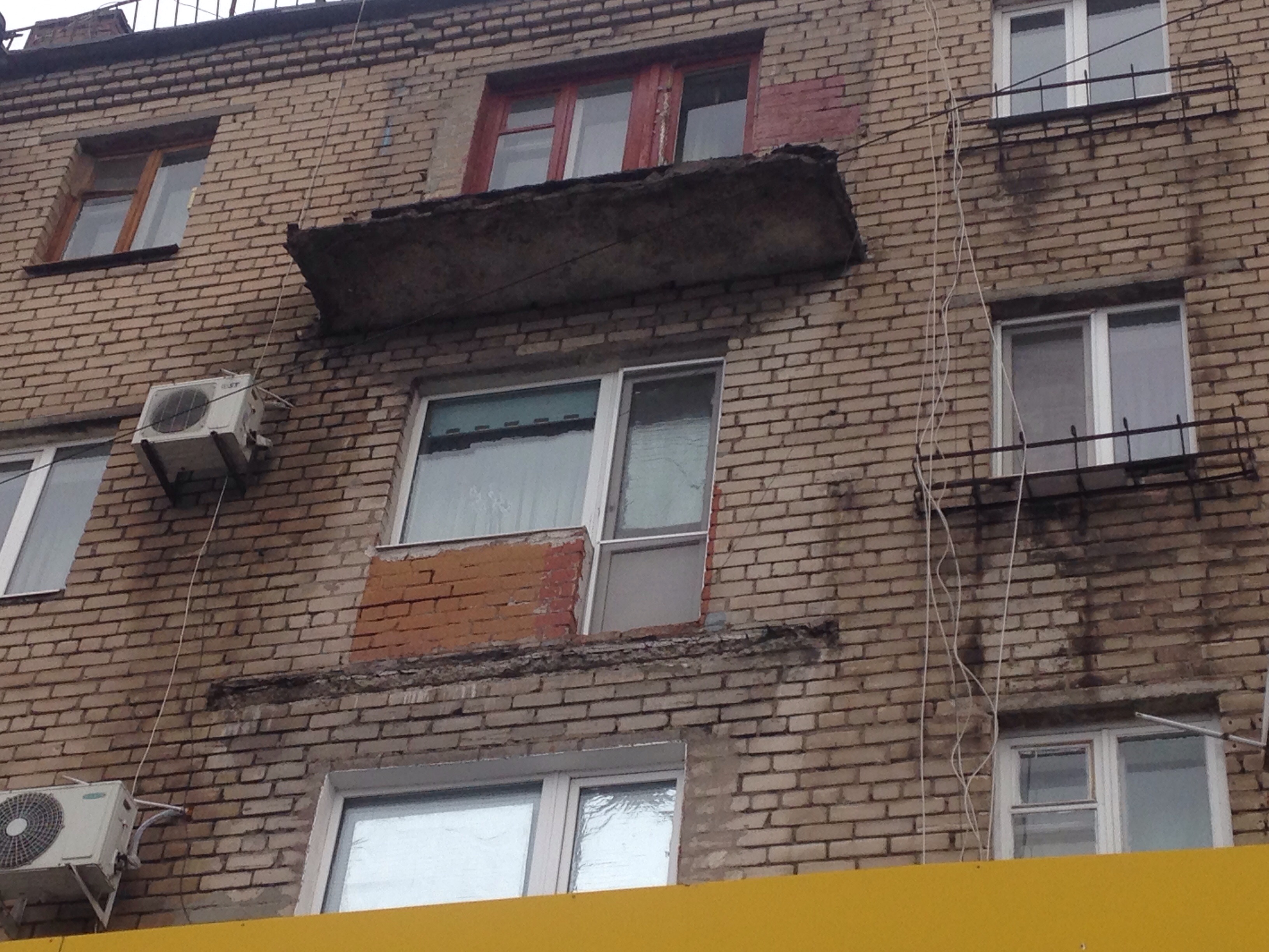 В центре Запорожья спустя 2 года демонтировали аварийный балкон -, ФОТО, ВИДЕО