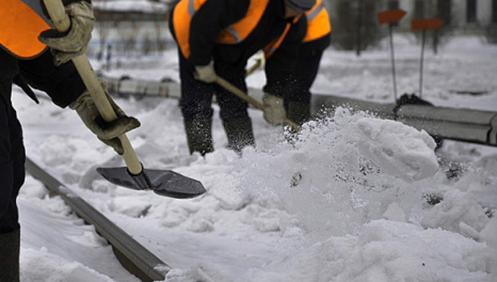 В Запорожье работники “Зеленстроя” чистят скверы и парки от снега