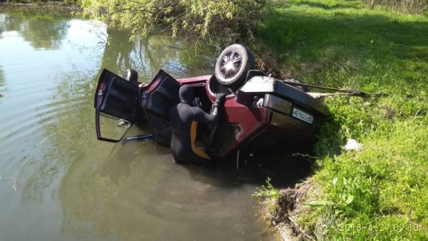 Трагическое ДТП под Запорожьем: легковушка ушла на дно озера вместе с пассажиром (Фото, видео 18+)