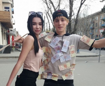 В Запорожской области раздавали деньги прямо на улице (Видео)