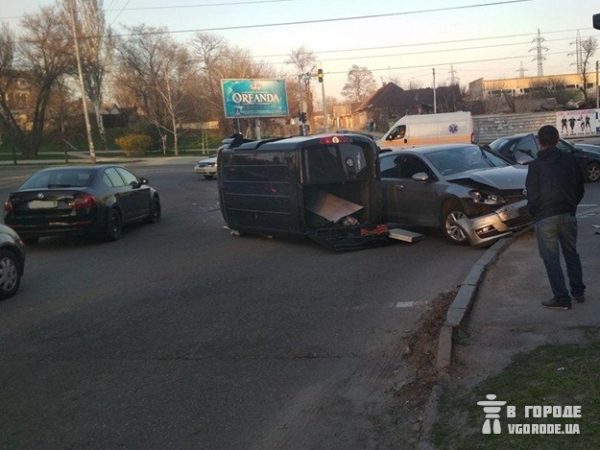 В Александровском районе Запорожья дорогу не поделили две иномарки (Фото)
