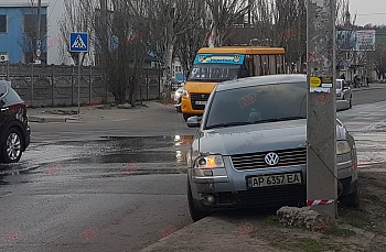 В Запорожской области столкнулись две легковушки – объезжали ямы (Фото)