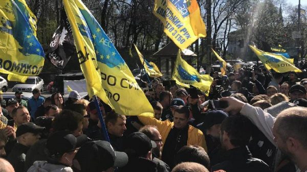 Запорожские активисты митингуют под зданием Кабмина против повышения цен на топливо