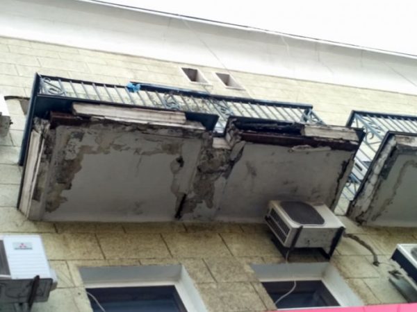 Берегите головы: в центре Запорожья рушится балкон (Фото)