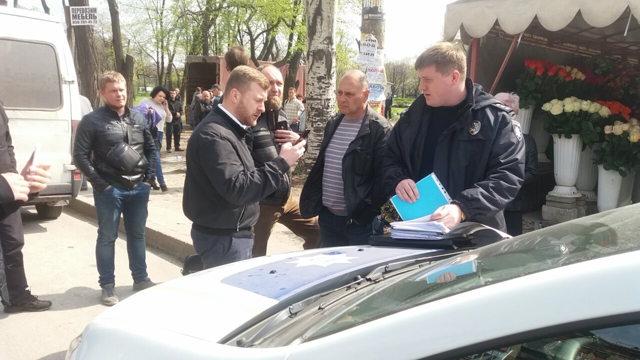 В сквере Яланского пытались начать вырубку деревьев, прибыла полиция (Видеотрансляция)