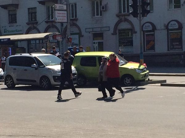 На свадьбу не доехали: в центре Запорожье автомобиль врезался в светофор (Фото)