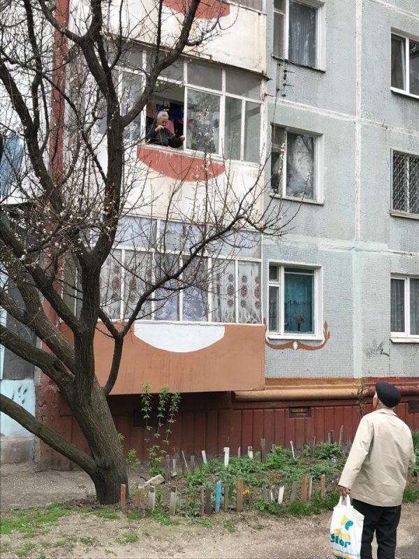 “Сосед через балкон на веревочке передает ей поесть”: в Запорожье мужчина запер в квартире свою мать
