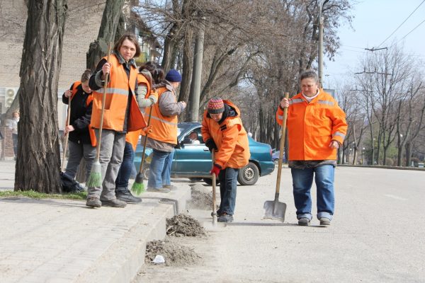 Генеральная уборка улиц Запорожья продолжается