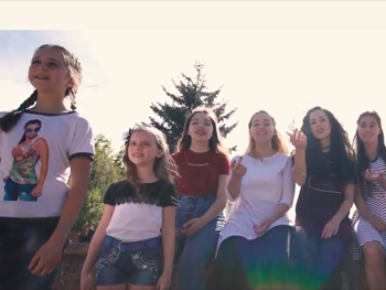 “Мир можно изменить”: школьники из Запорожской области стали участниками трогательного видеоролика (Видео)