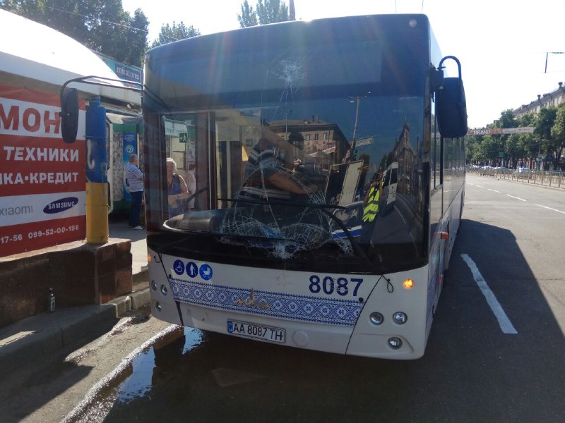Очередное ДТП в Запорожье: муниципальный автобус наехал на грузовик (фото)