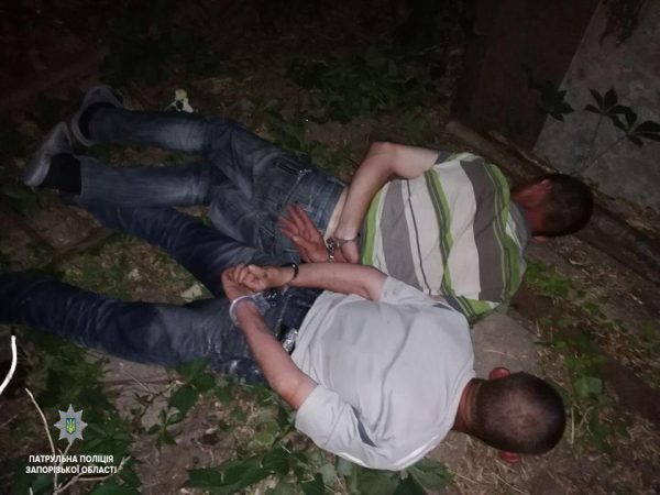 Застали “на горячем”: в Запорожье задержали квартирных воров (Фото)