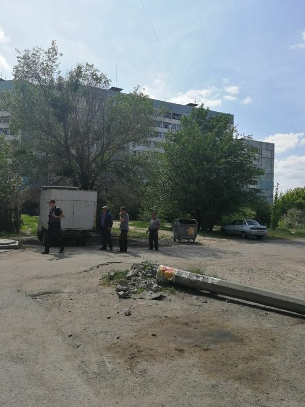 Водитель Газели в Запорожье снес бетонный столб и скрылся с места происшествия (Фото)
