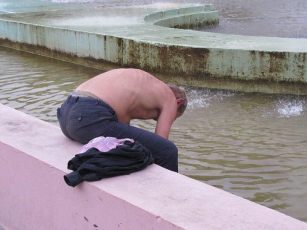 В Запорожской области бездомные купаются в городских фонтанах (Фото, видео)