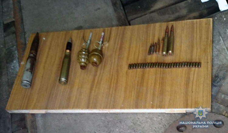 В Запорожской области у мужчины из квартиры изъяли склад боеприпасов
