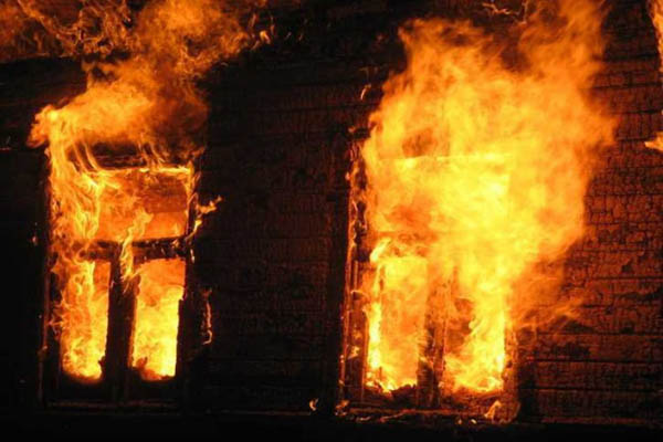 В Запорожской области горел жилой дом: двое погибших (фото)