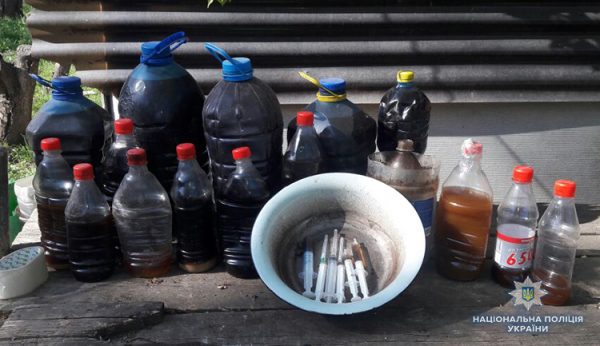 В Запорожской области наркоторговец хранил 30 литров опия (Фото)