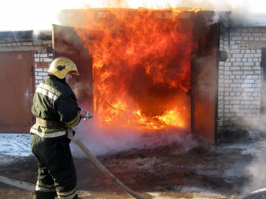 Сразу несколько зданий в Днепровском районе Запорожья охватил огонь