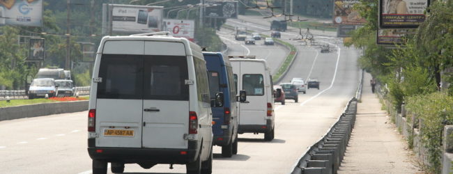 “В погоне за пассажирами” запорожские маршрутчики рискуют их жизнями (Видео)