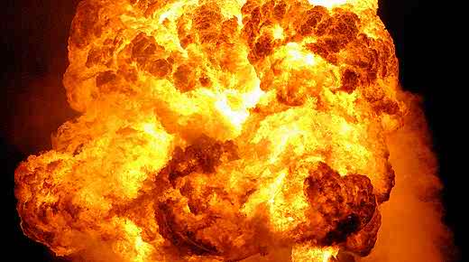 В Запорожье сгорела иномарка: огонь перекинулся на жилой дом (Фото)