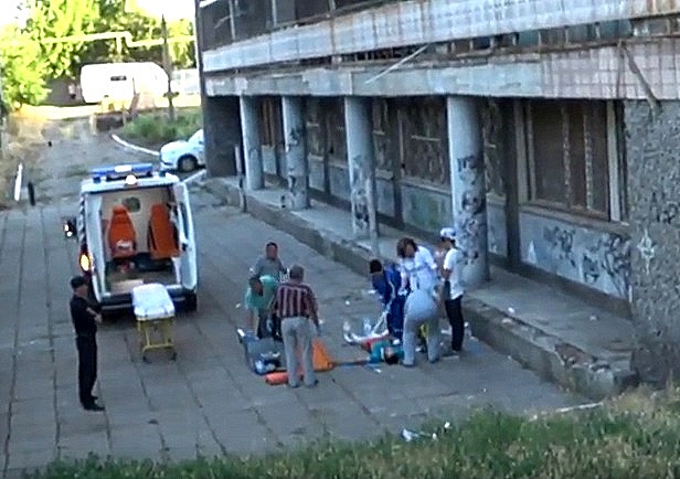 В Запорожской области подросток погиб, сорвавшись с 8 этажа