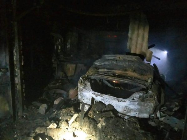 В Запорожской области из-за короткого замыкания в частном гараже сгорела Mazda и Volkswagen (Фото)