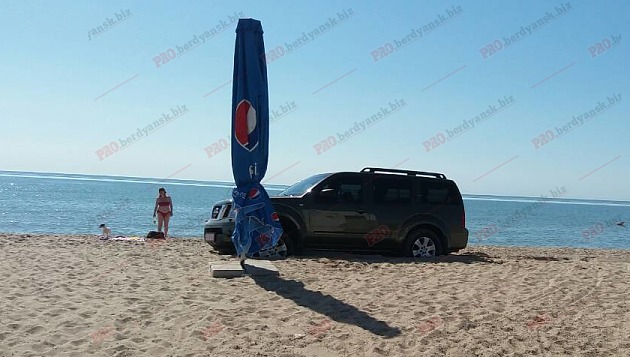 На Запорожском курорте посреди пляжа обнаружили  внедорожник без водителя (фото)