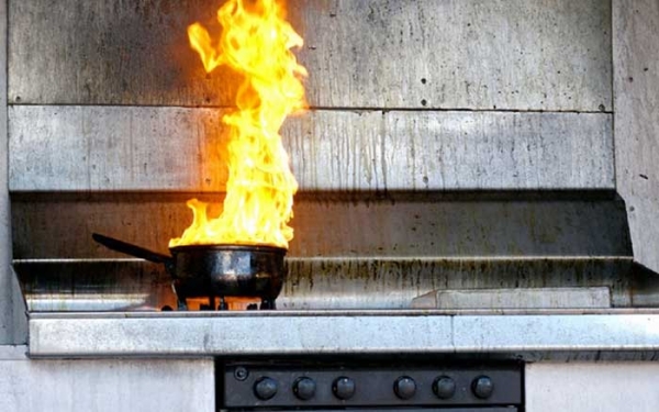 В Запорожье забытая кастрюля на газу едва не стала причиной пожара: в квартире находился ребенок