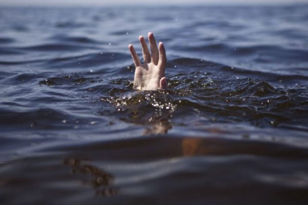 Трагическое событие на море в Запорожской области: мужчина утонул, а его дочь за него держалась