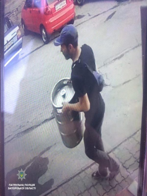 В центре Запорожья мужчина стащил бочку с пивом (Фото)