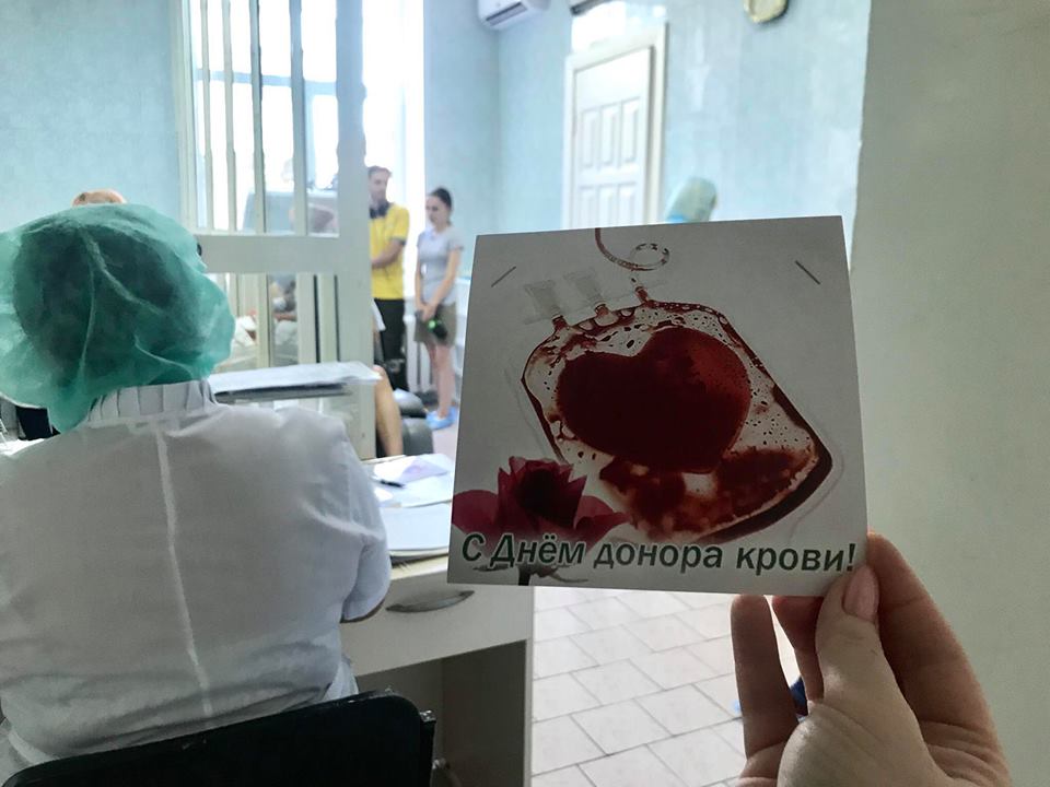 К сдаче крови во Всемирный день донора присоединился запорожский депутат (фото)