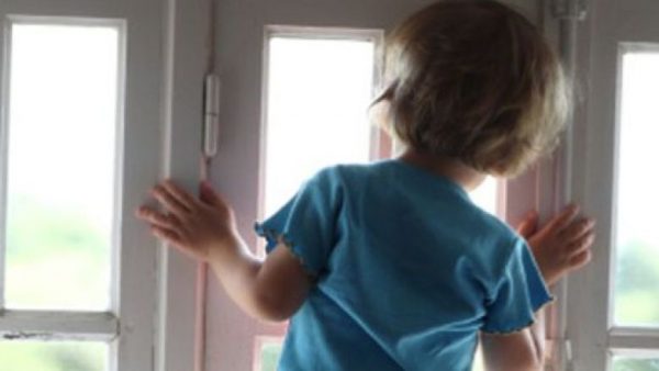 В Запорожской области двухлетний ребенок выпал из окна: врачи борются за его жизнь