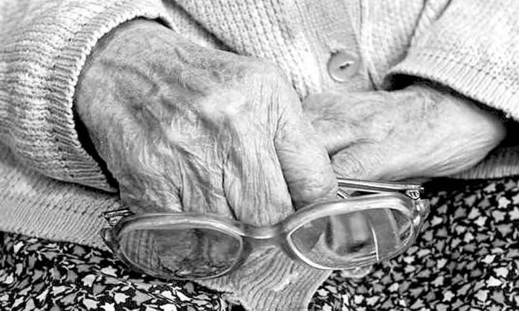 В Запорожье у 95-летней пенсионерки украли крупную сумму денег
