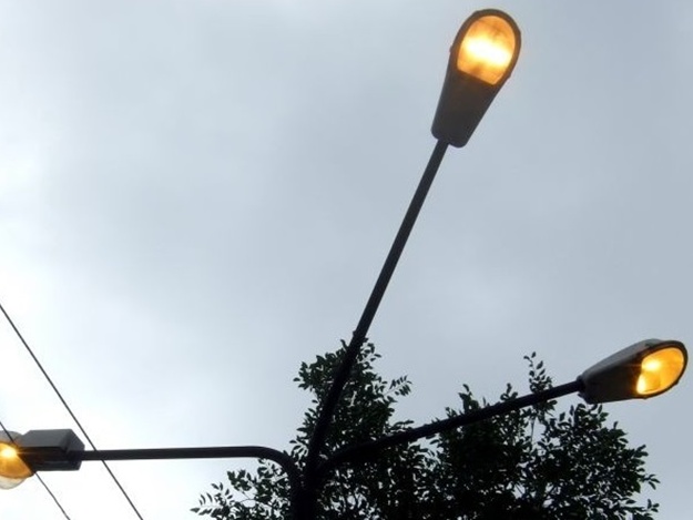 В Запорожье посреди белого дня работают фонари (фото, видео)