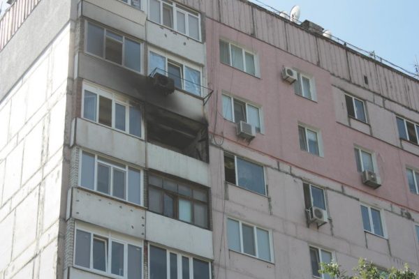 Запорожанка хотела самостоятельно потушить пожар в квартире: попытка оказалась неудачной (Фото)