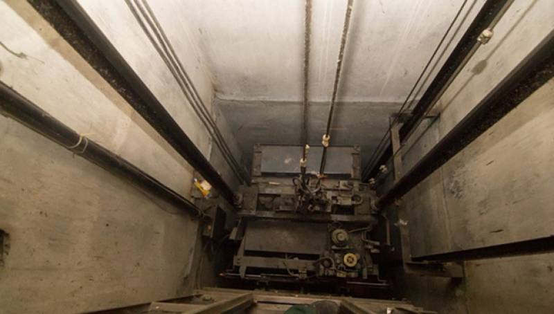 В Запорожье на комбинате работник упал в шахту лифта: мужчина тяжело травмирован