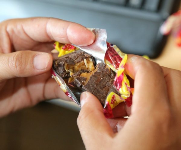 Натур продукт: в Запорожской области покупателю попались шоколадные конфеты с червями (Видео)