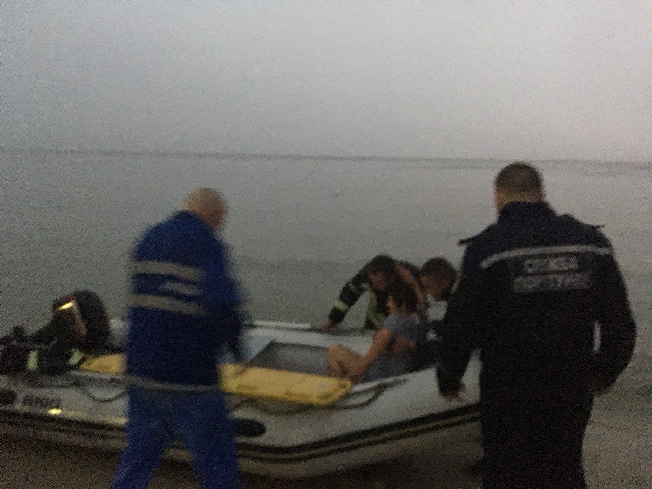 В Запорожской области личный состав ГСЧС спас семью, застрявшую на Ивановских островах