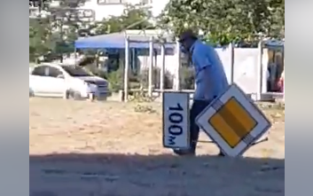 В Комунарском районе Запорожья местный житель похитил дорожные знаки (Видео)