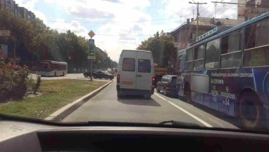 У Запоріжжі ДТП – тролейбус врізався у легковик (фото)